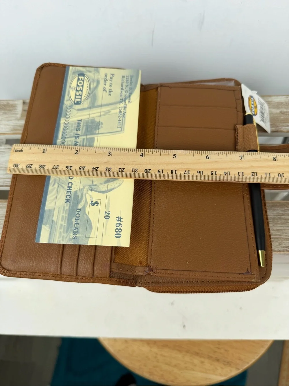 NWT Fossil Saddle leather Clutch Wallet features a secure snap closure tab